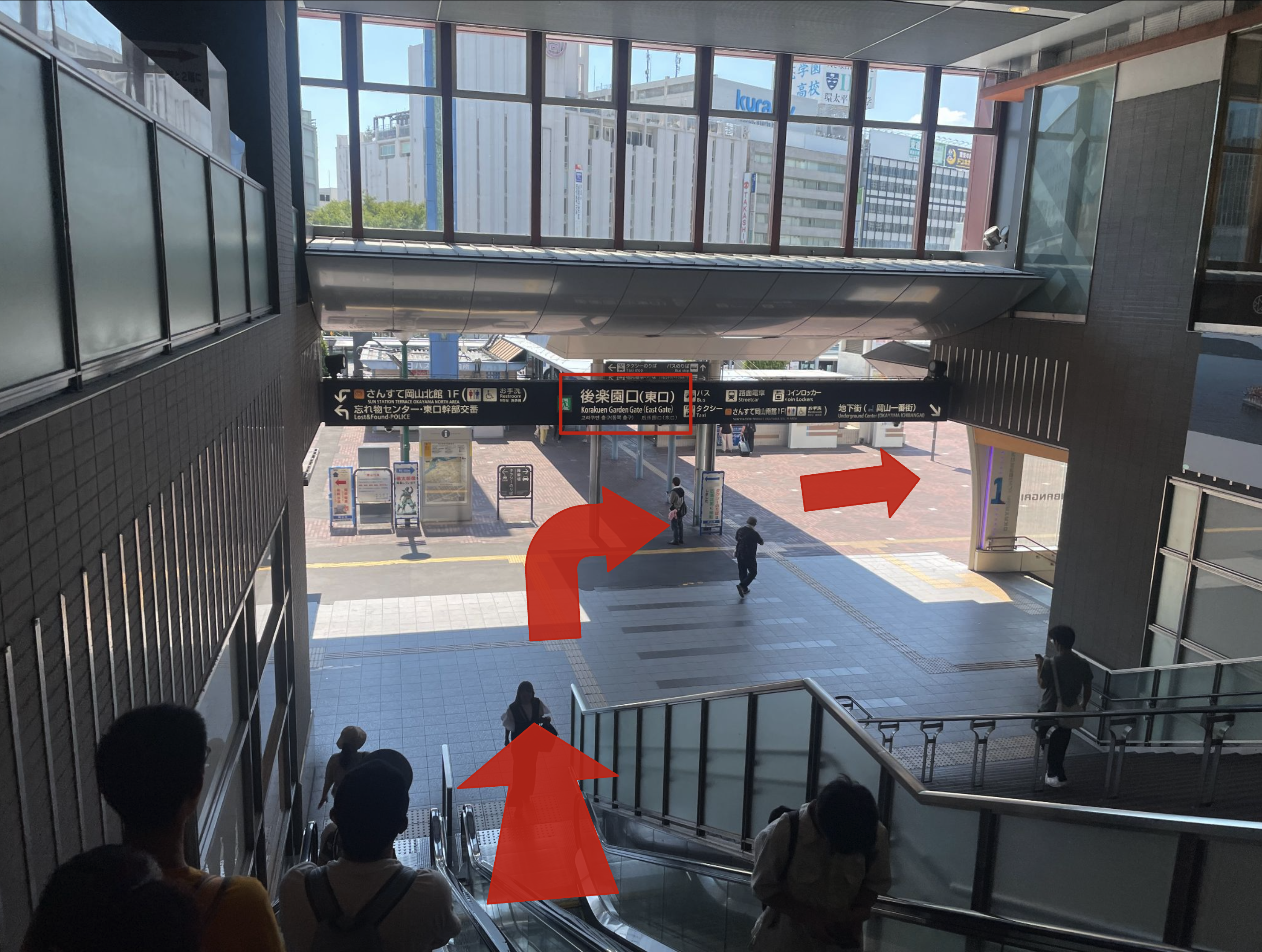 後楽園口（東口）へのエスカレーター