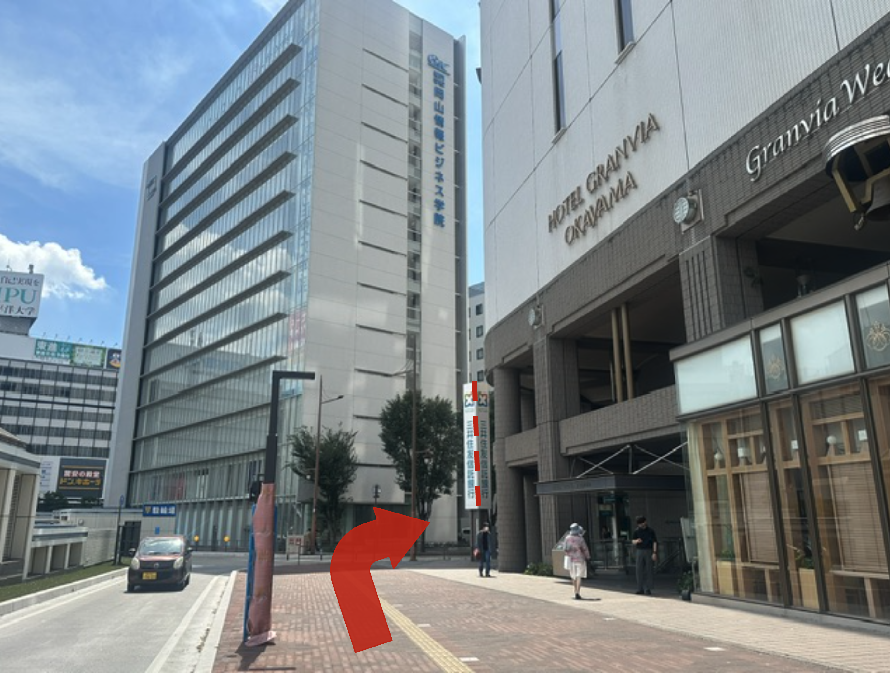 三井住友信託銀行の看板への歩道