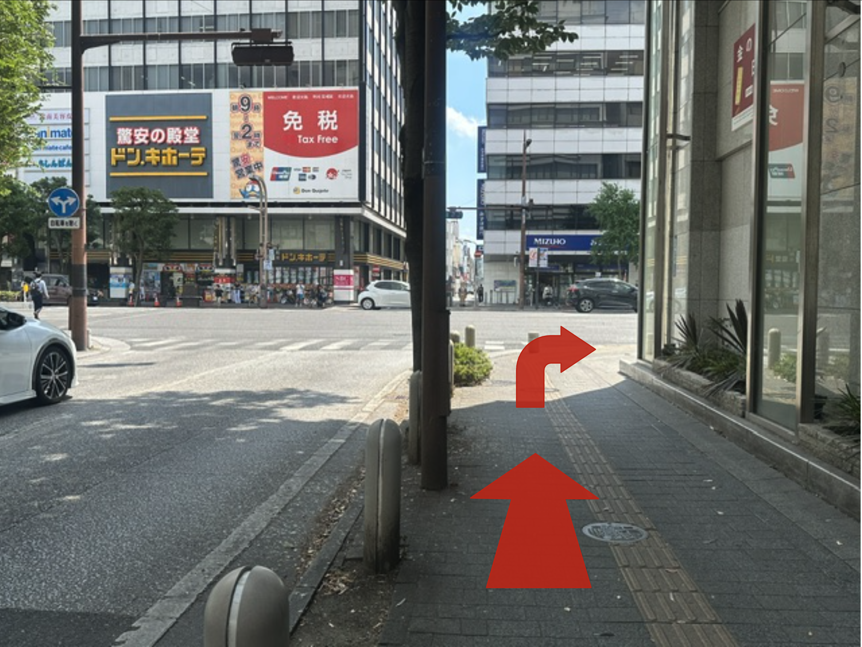 アーバンオフィスビルへの歩道