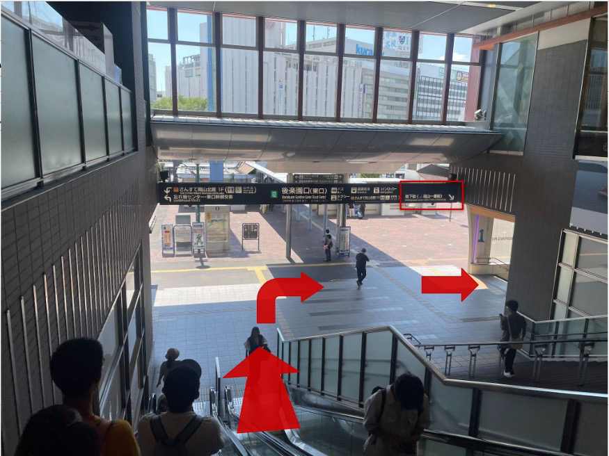 後楽園口（東口）へのエスカレーター