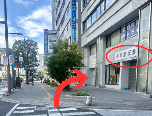 日産証券前の歩道