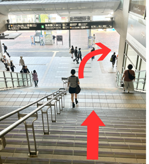 改札出口の階段