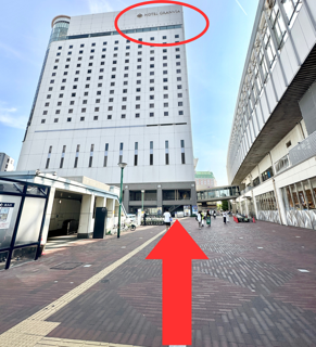 ホテルグランビアへ向かう歩道