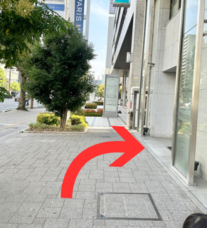 アーバンオフィスビル前の歩道